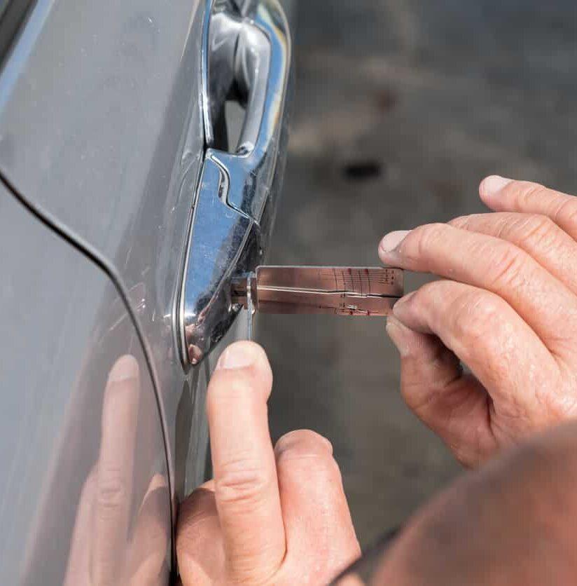 Monteur öffnet Autotür