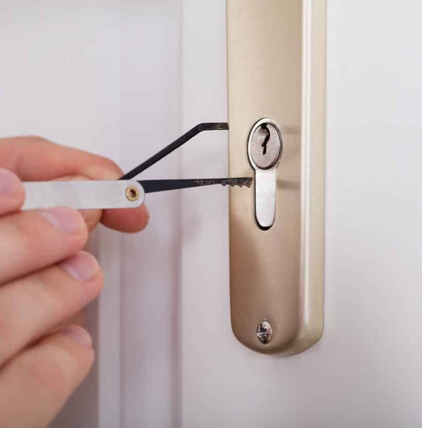 Türöffnung mit Spezialwerkzeug