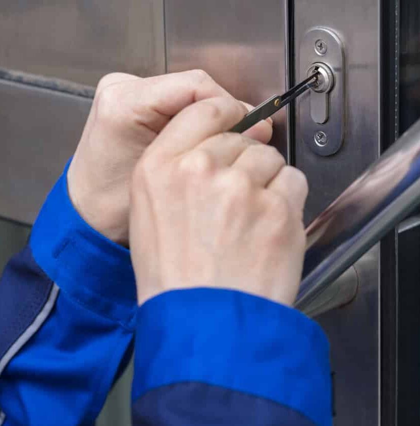 Monteur öffnet Eingangstür